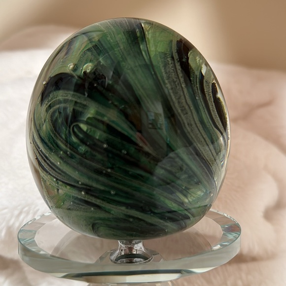 Vintage Kerry Irish Art Glass Paperweight Emerald Green Swirls from Ireland - Picture 4 of 7